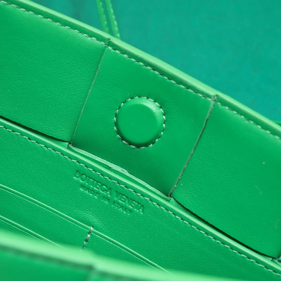 Batch 1260 #BV 2023 Cassette rope armpit bag is here🎈Simple, versatile and versatile formula bag made of intreccio woven cow leather. The square bag shape is wear-resistant and durable. Minimalism and commuting really complement each other. There are 4 card slots inside and thoughtful design✔️ Magnetic buckle closure to better protect privacy [Happy] When you are worried about matching, it is a bag that can be taken out with just one lift~ Dimensions: 22.5x13.5x4.5, Model: 7741